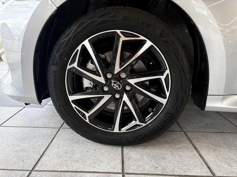 Gebraucht Toyota Yaris Hybrid Basis 116 PS (85 kW) 2023 Shimmering silver metallic Limousine