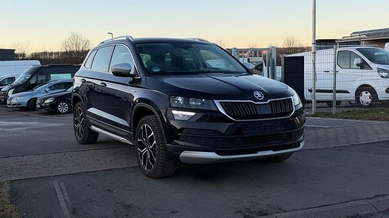Schwarz Gebraucht 2020 Skoda Karoq Scout 4x4 SUV | 18.795 € (Fairer Preis) - Bild 1/4