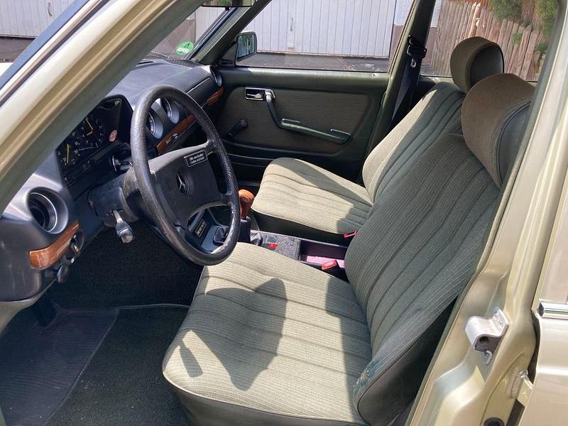 Gebraucht Mercedes E230 136 PS (100 kW) 1983 Grün Limousine