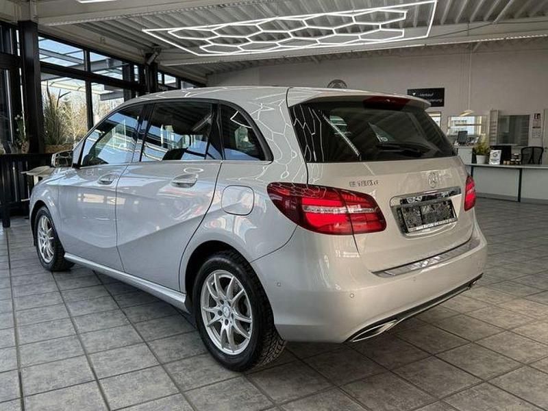 Gebraucht Mercedes 180 109 PS (80 kW) 2016 Polarsilber  metalliclack (metallic) Limousine