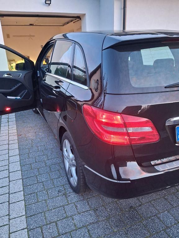 Gebraucht Mercedes B180 Style 122 PS (89 kW) 2015 Schwarz Van / Kleinbus