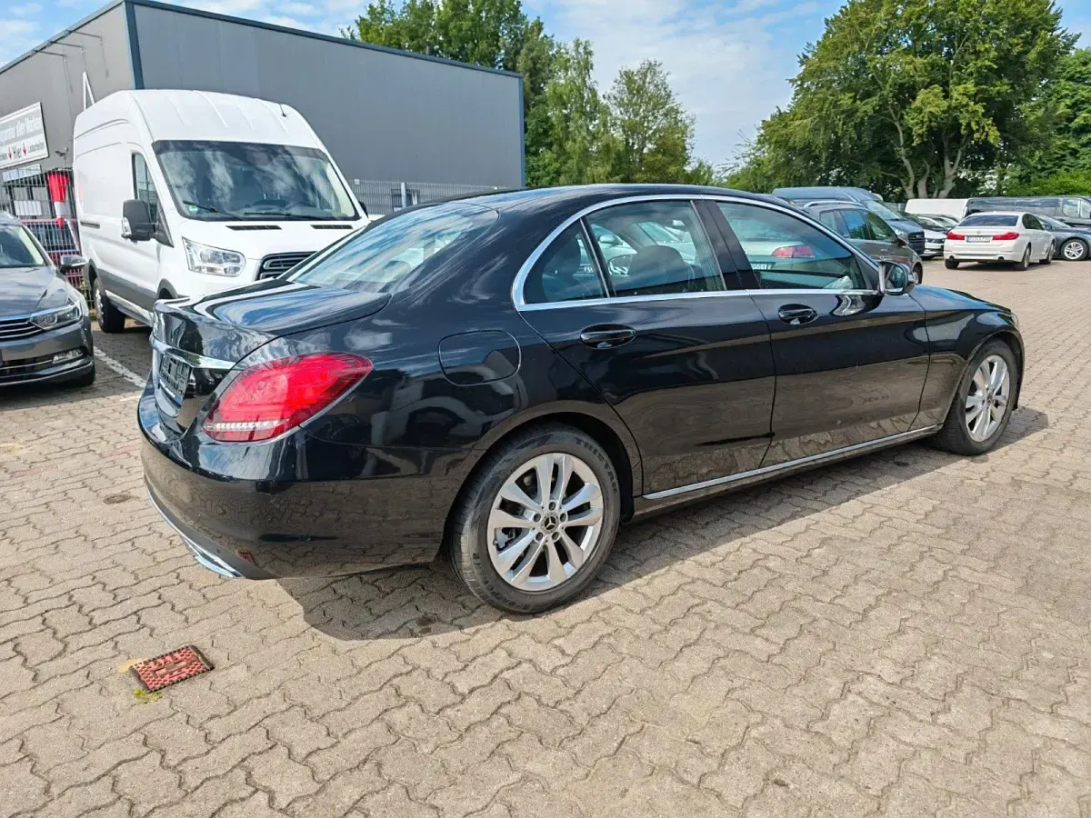 Gebraucht Mercedes C180 122 PS (89 kW) 2019 Schwarz Limousine