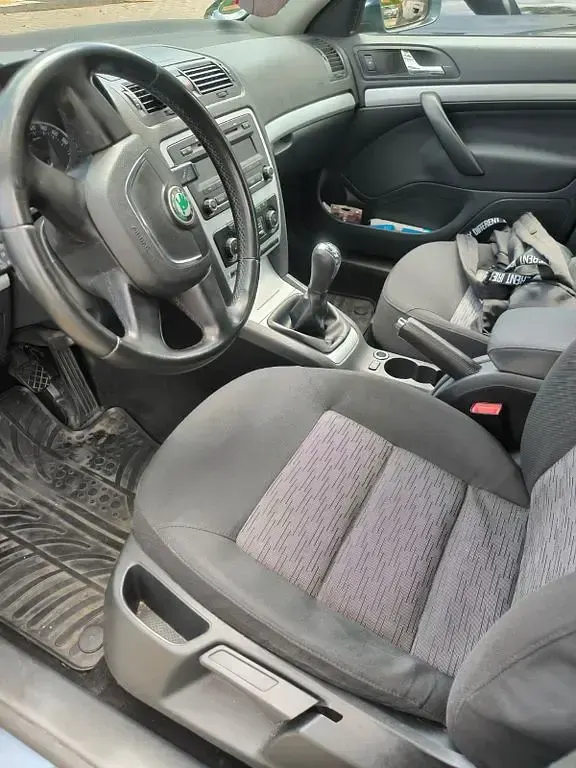 Gebraucht Skoda Octavia Elegance 105 PS (77 kW) 2010 Grau Kombi