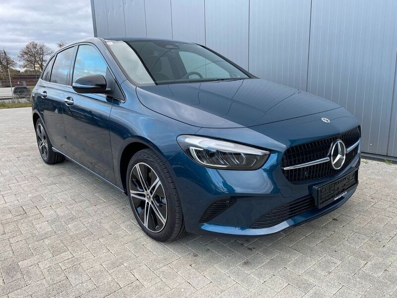Gebraucht Mercedes B250e Night 163 PS (119 kW) 2023 Blau Van / Kleinbus