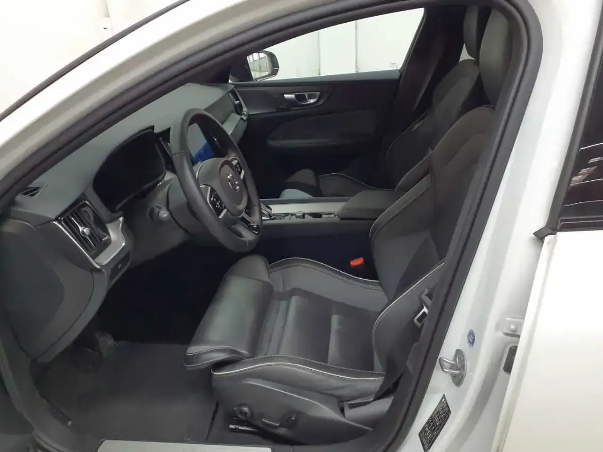 Gebraucht Volvo V60 Plus 197 PS (144 kW) 2023 Crystal weißperleffekt Kombi