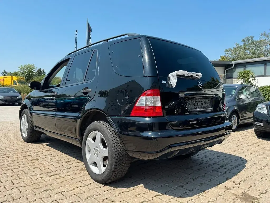 Gebraucht Mercedes ML270 163 PS (119 kW) 2001 Schwarz SUV