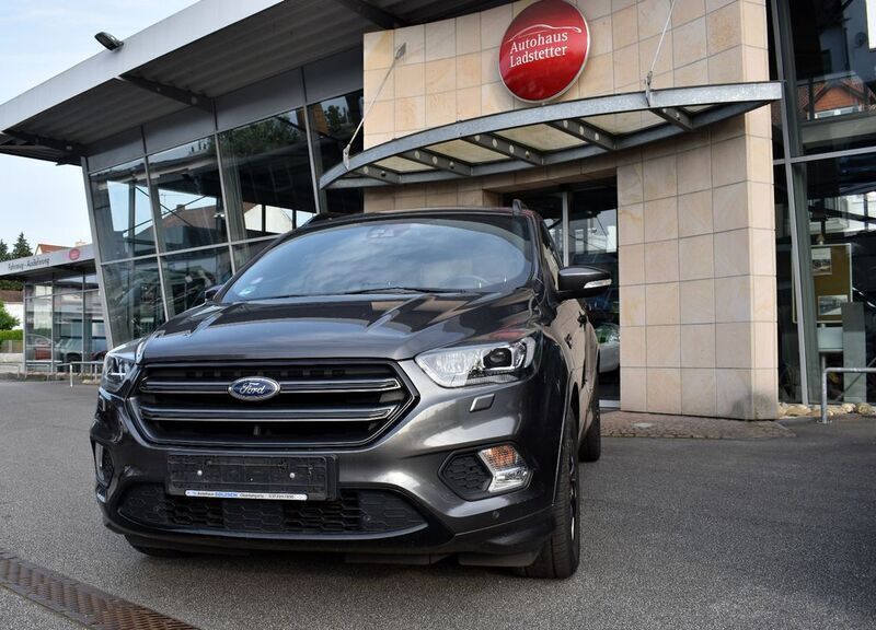 Grau Gebraucht 2018 Ford Kuga ST-Line SUV | 17.900 € (Fairer Preis) - Bild 1/4