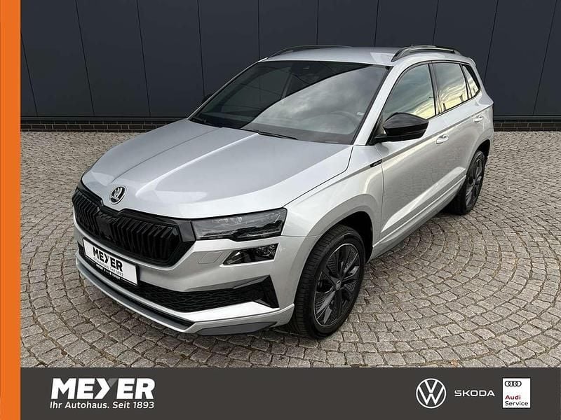 Brilliantsilber metallic Neu 2025 Skoda Karoq SportLine SUV | 34.890 € (Guter Preis) - Bild 1/4
