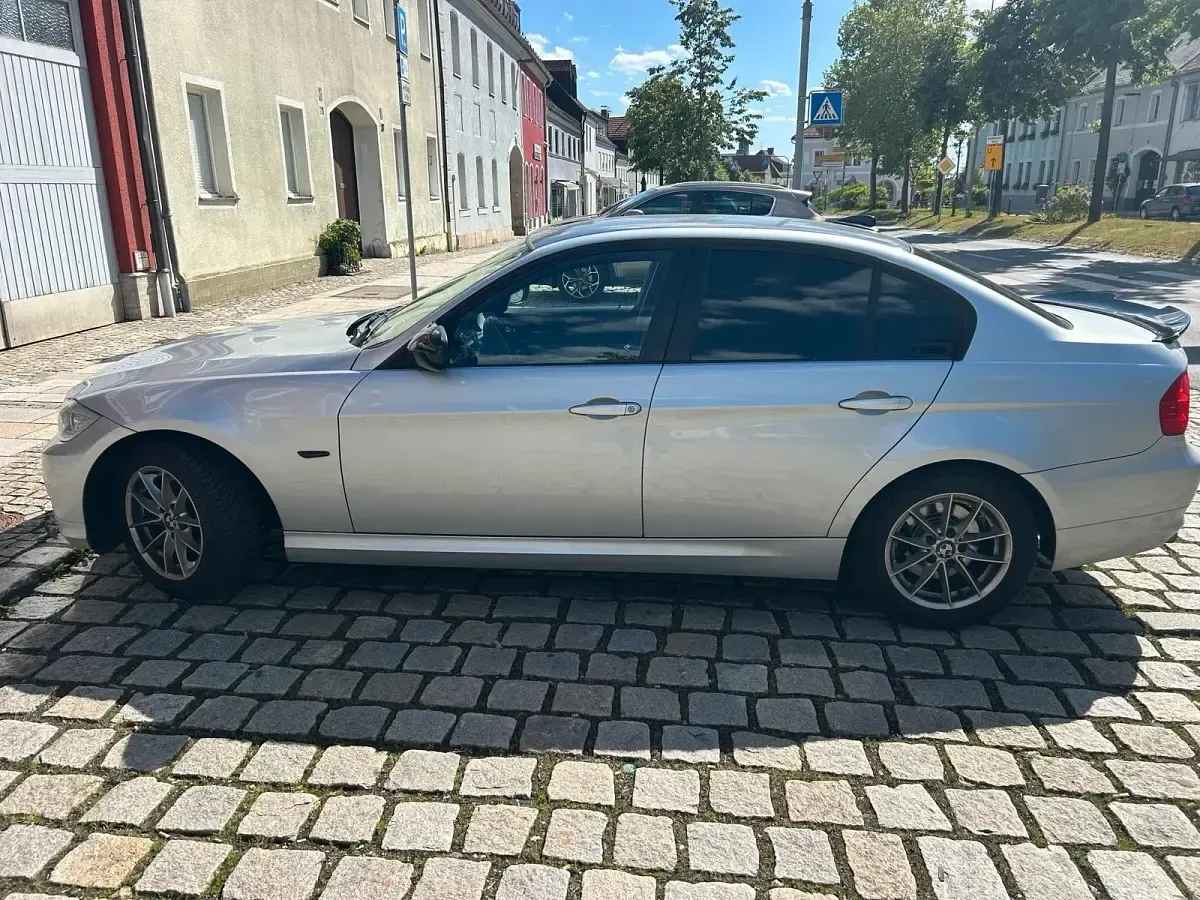 Gebraucht BMW 320 184 PS (135 kW) 2010 Grau Limousine