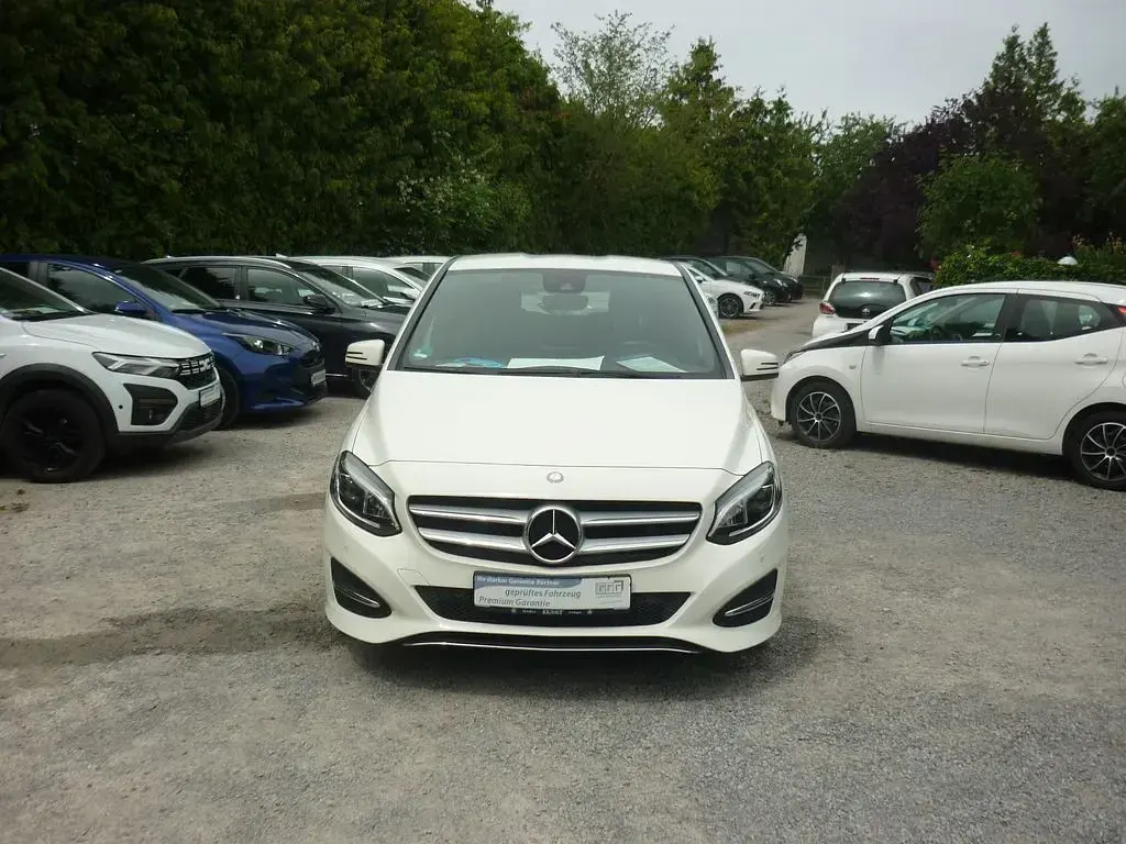 Gebraucht Mercedes B180 122 PS (89 kW) 2018 Calcitweiss Kleinwagen