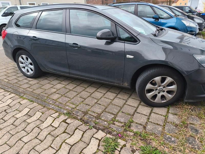 Gebraucht Opel Astra Edition 136 PS (100 kW) 2014 Grau Kombi