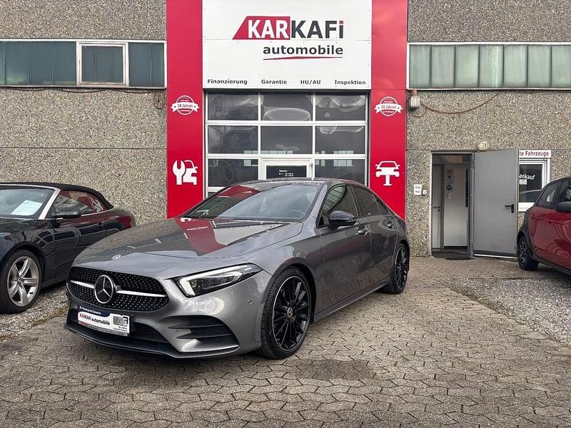 Grau Gebraucht 2019 Mercedes A220 AMG line Limousine | 22.900 € (Teuer) - Bild 1/4