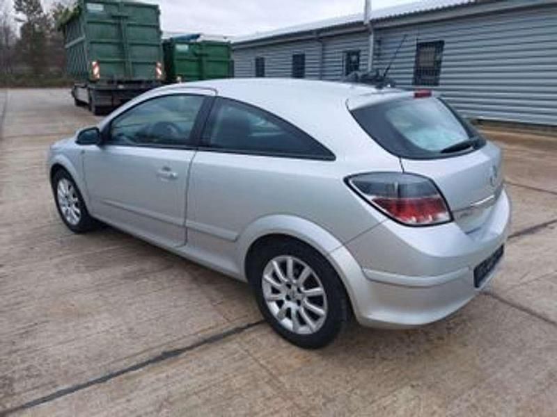 Gebraucht Opel Astra Edition+ 105 PS (77 kW) 2006 Starsilber iii m2 Coupé