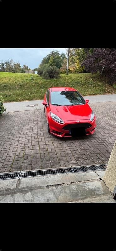 Rot Gebraucht 2017 Ford Fiesta ST Kleinwagen | 14.999 € (Fairer Preis) - Bild 1/4
