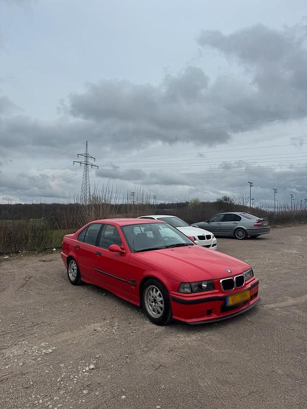 Gebraucht BMW 325 Basis 143 PS (105 kW) 1994 Rot Limousine
