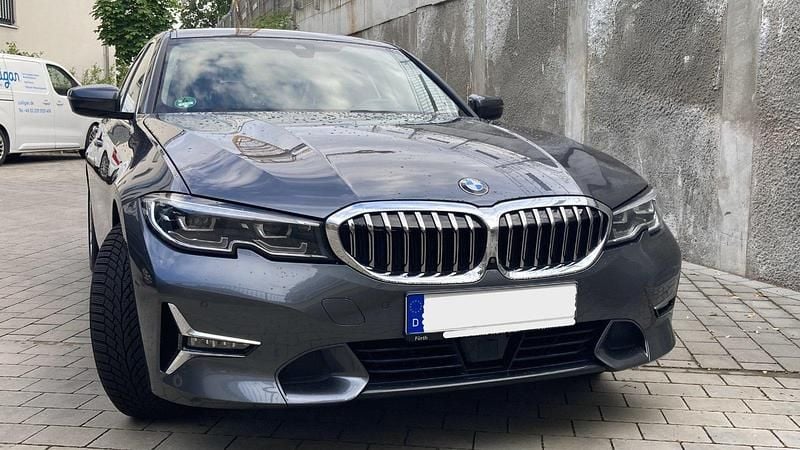 Grau Gebraucht 2019 BMW 320 Luxury Line Limousine | 25.500 € (Guter Preis) - Bild 1/4