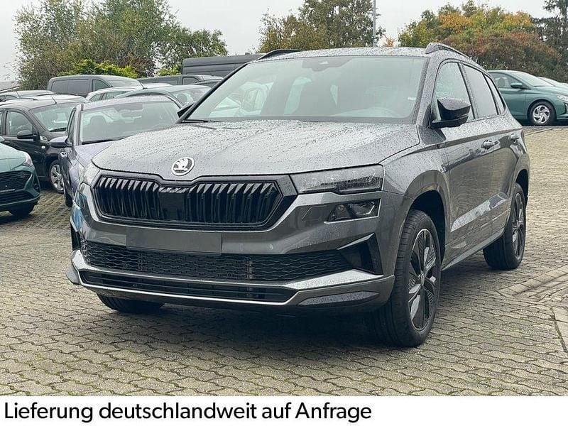 Grau Neu 2025 Skoda Karoq SportLine SUV | 33.899 € (Fairer Preis) - Bild 1/4