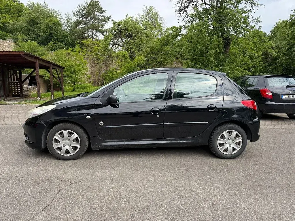 Gebraucht Peugeot 206 73 PS (53 kW) 2012 Schwarz Limousine