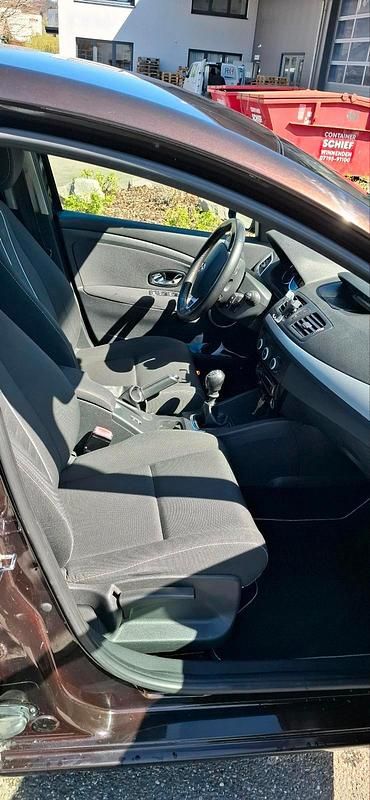 Gebraucht Renault Mégane 110 PS (80 kW) 2012 Braun Limousine