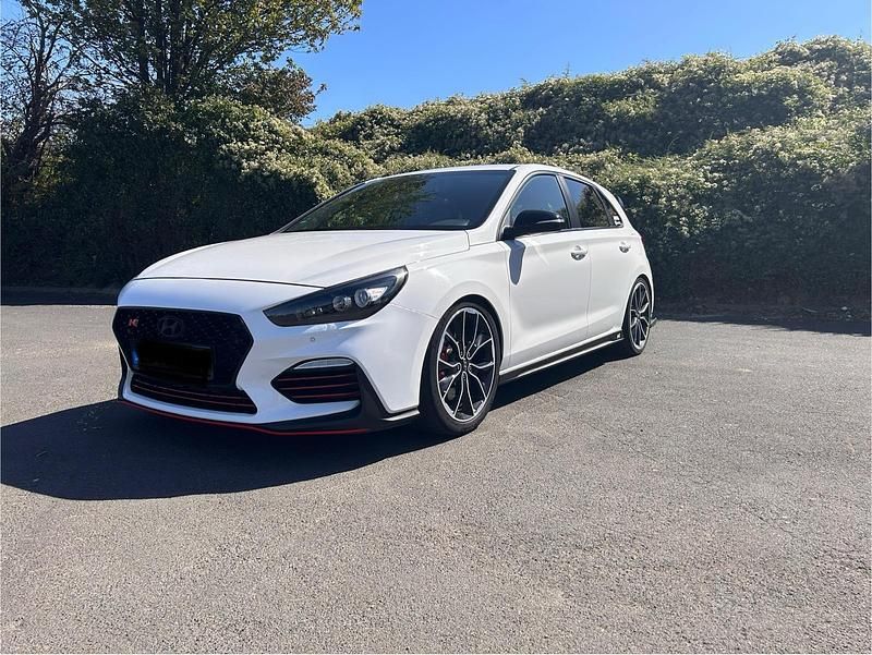 Weiß Gebraucht 2018 Hyundai i30 Limousine | 18.900 € (Fairer Preis) - Bild 1/4