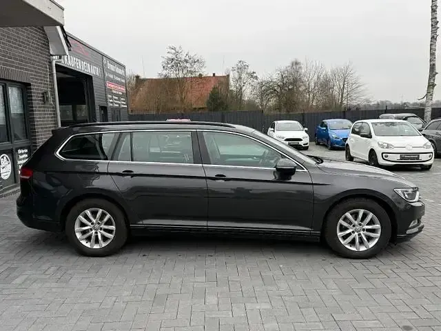 Gebraucht VW Passat Comfortline 120 PS (88 kW) 2018 Mangangrau metallic Kombi