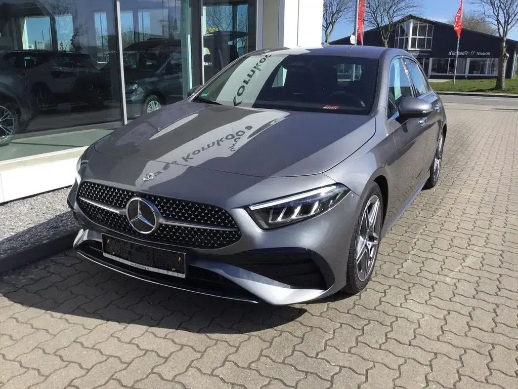 Gebraucht Mercedes A200 Advanced Plus 163 PS (119 kW) 2024 Mountaingrau (metallic) Limousine