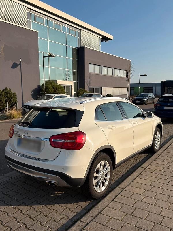 Gebraucht Mercedes GLA180 122 PS (89 kW) 2016 Weiß SUV
