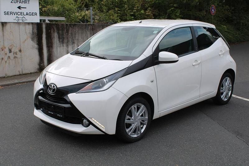 Weiß Gebraucht 2018 Toyota Aygo X-play Kleinwagen | 8.900 € (Fairer Preis) - Bild 1/4