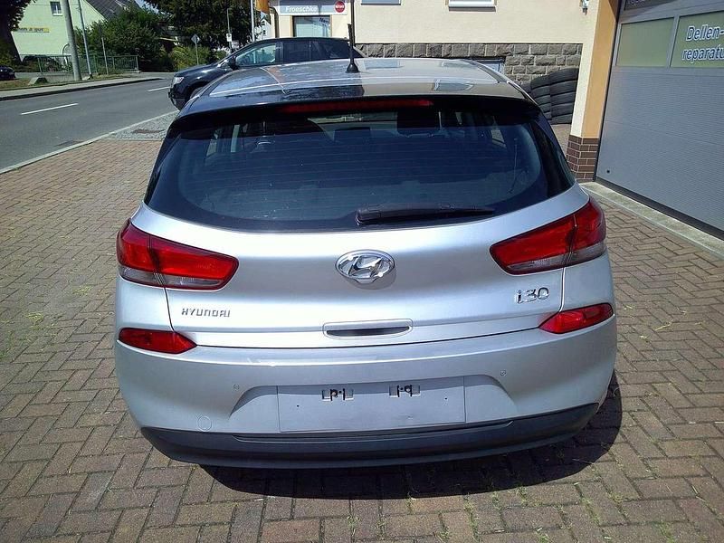 Gebraucht Hyundai i30 120 PS (88 kW) 2017 Silber Limousine