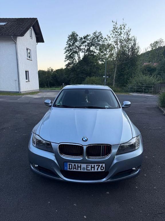 Blau Gebraucht 2011 BMW 318 Performance Limousine | 6.440 € (Fairer Preis) - Bild 1/4