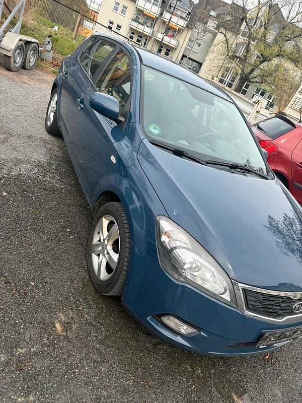Usado Kia Ceed 90 HP (66 kW) 2010 Azul Citadino