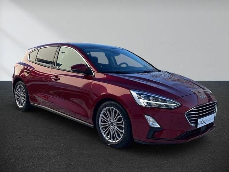 Gebraucht Ford Focus Titanium 120 PS (88 kW) 2018 Rot Limousine