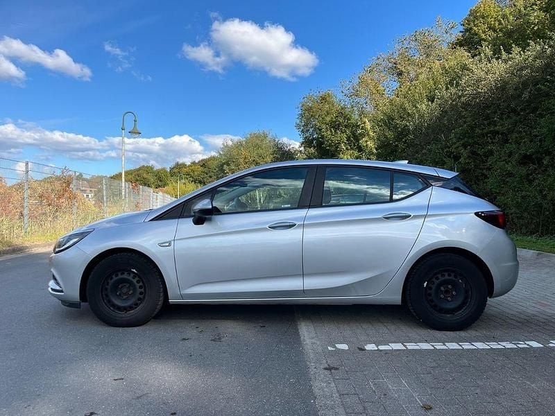 Silber Gebraucht 2017 Opel Astra Edition Limousine | 9.200 € (Fairer Preis) - Bild 1/4