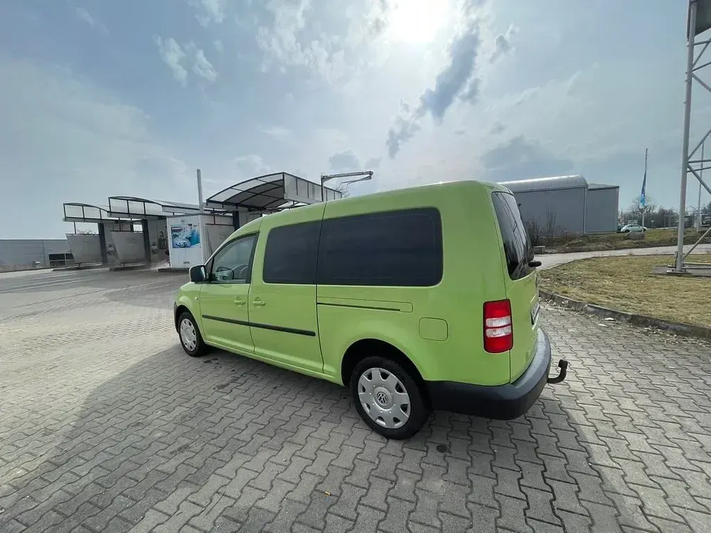 Usado VW Caddy 105 HP (77 kW) 2013 Verde Monovolume