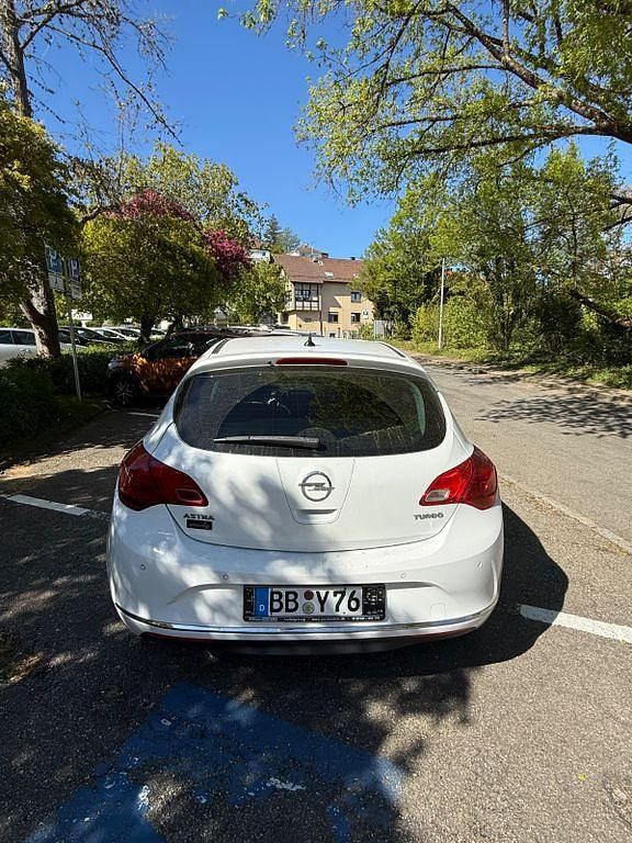 Gebraucht Opel Astra Edition 140 PS (102 kW) 2014 Weiß Limousine