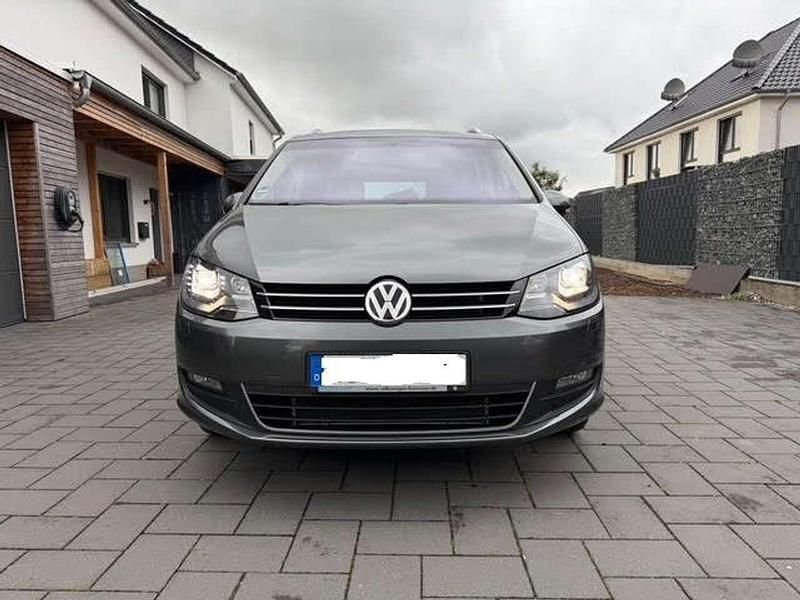 Grau Gebraucht 2017 VW Sharan Sound Van / Kleinbus | 22.500 € (Teuer) - Bild 1/4