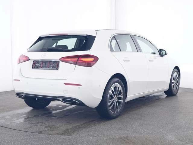 Weiss Gebraucht 2024 Mercedes A180 Progressive Limousine | 35.639 € (Teuer) - Bild 1/4