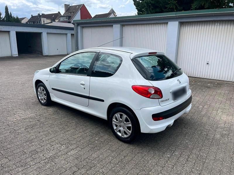 Gebraucht Peugeot 206 60 PS (44 kW) 2011 Weiß Kleinwagen