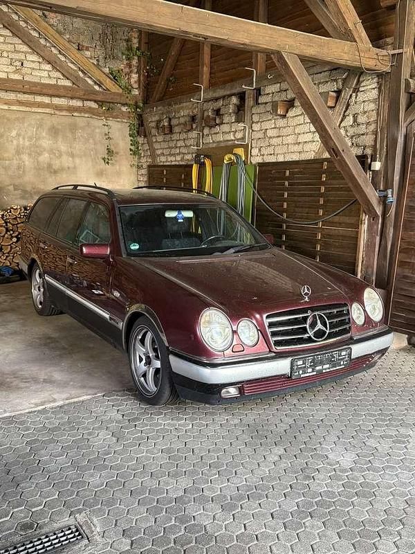 Rot Gebraucht 1997 Mercedes E200 Avantgarde Kombi | 3.199 € (Guter Preis) - Bild 1/3