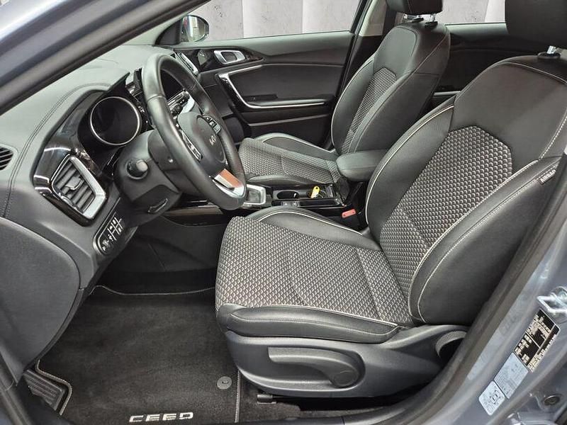 Gebraucht Kia Ceed Vision 120 PS (88 kW) 2023 (css) lunar silver m Kleinwagen