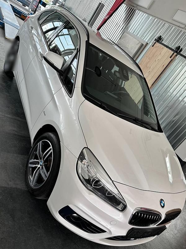 Weiß Gebraucht 2017 BMW 218 Active Tourer Sport Line Van / Kleinbus | 13.500 € (Guter Preis) - Bild 1/4