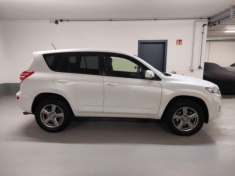 Weiß Gebraucht 2012 Toyota RAV4 Travel SUV | 12.900 € (Fairer Preis) - Bild 1/4