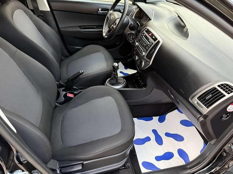 Gebraucht Hyundai i20 Edition 86 PS (63 kW) 2012 Schwarz Kleinwagen