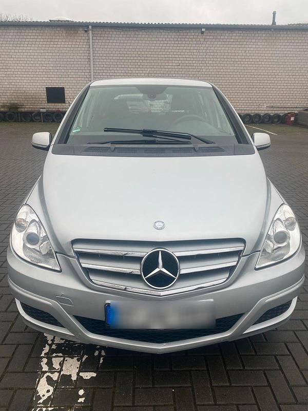 Silber Gebraucht 2010 Mercedes B180 Van / Kleinbus | 3.650 € (Superpreis) - Bild 1/4
