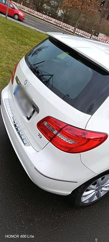 Gebraucht Mercedes 180 122 PS (89 kW) 2012 Weiß Limousine