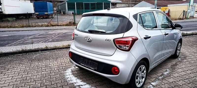 Gebraucht Hyundai i10 67 PS (49 kW) 2018 Grau (metallic) Kleinwagen