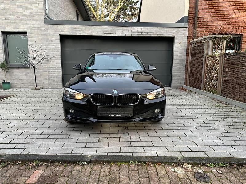 Schwarz Gebraucht 2013 BMW 318 Comfort Edition Limousine | 11.950 € (Fairer Preis) - Bild 1/4