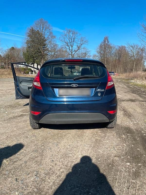 Gebraucht Ford Fiesta 60 PS (44 kW) 2010 Blau Kleinwagen