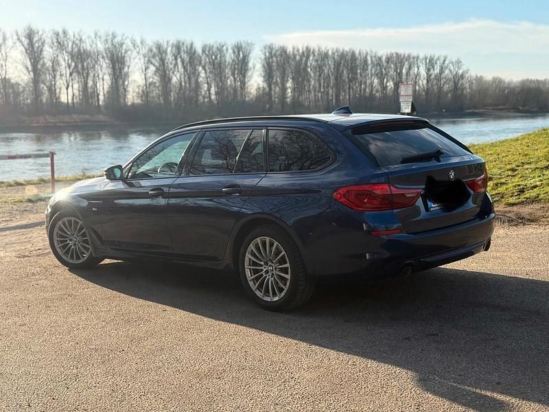 Blau Gebraucht 2017 BMW 520 Sport Line Kombi | 20.500 € (Guter Preis) - Bild 1/4