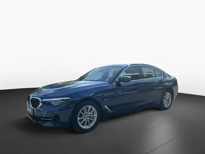 Gebraucht BMW 545e Comfort Edition 394 PS (289 kW) 2023 Phytonicblau (blau) Limousine
